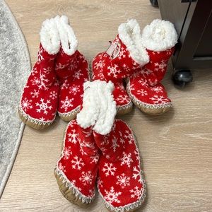 NWT (4 for $5) Christmas cozy slippers for kids. Elf on the shelf.